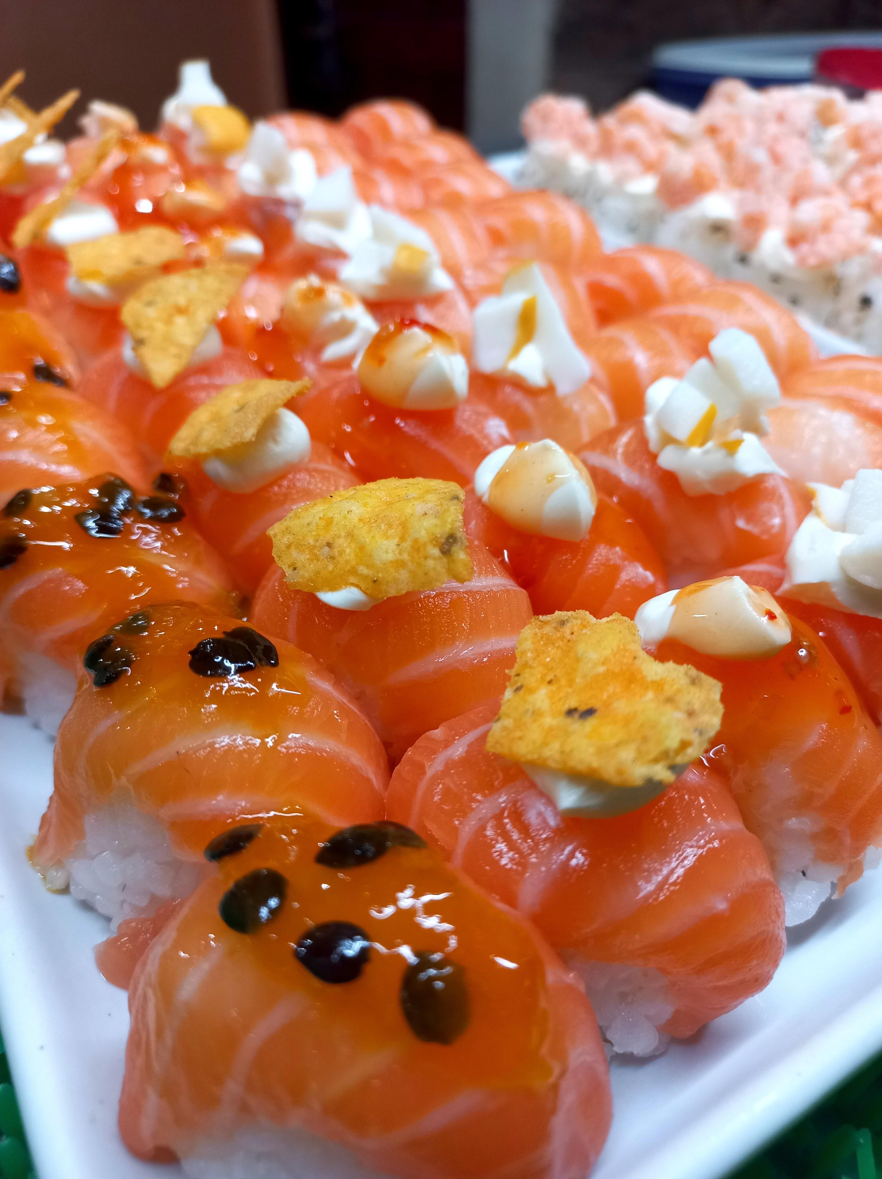 Sushi de salmão artesanal do Pinguim Sushi Bar